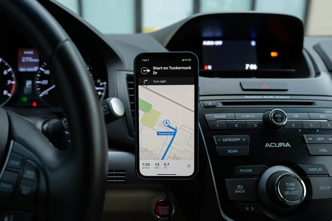 Which car navigation on your phone? Ranking of the most popular GPS applications for smartphone